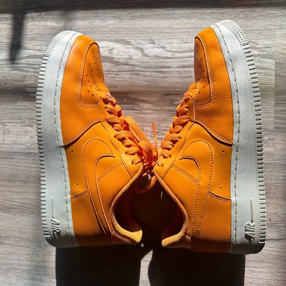 Women’s size 9 orange Air Force ones. Light worn good condition - Picture 3 of 6